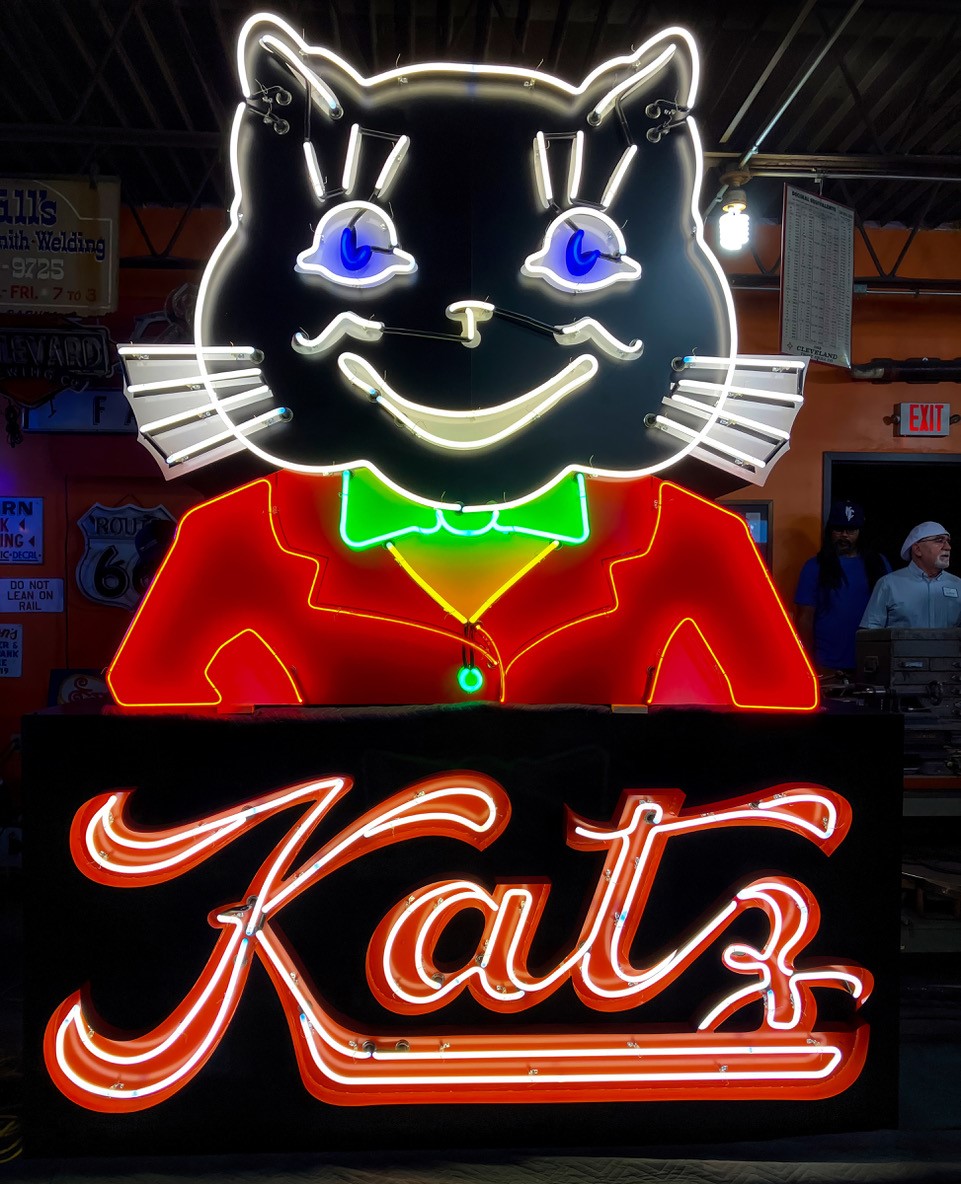 LUMI_Katz_Sign_2312_02